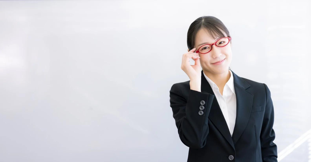 眼鏡をかけた女性社員