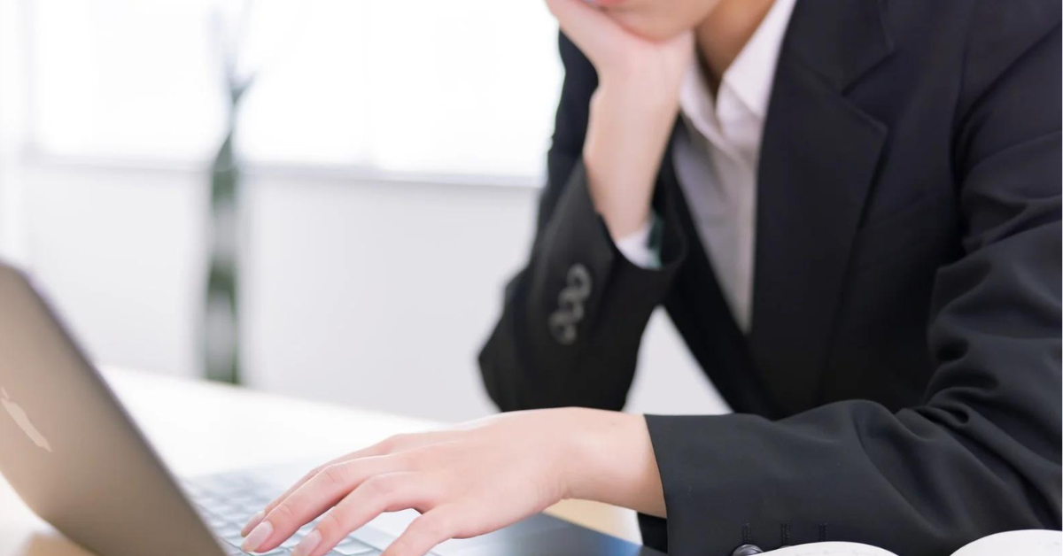 パソコンを開いて悩む社員