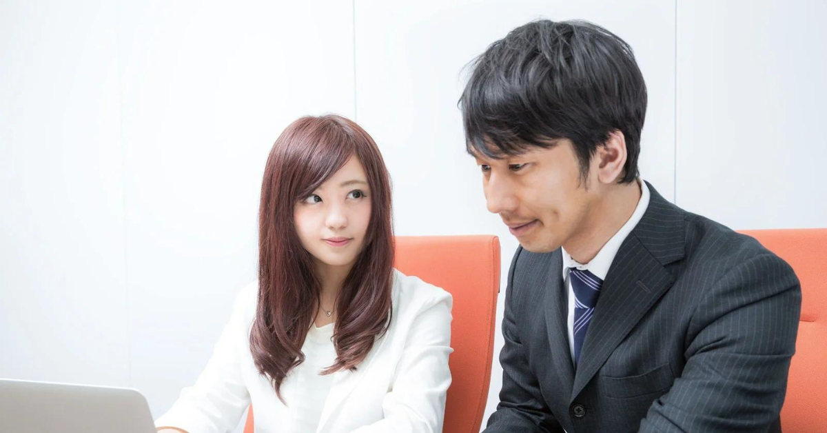 パソコンで作業をする女性社員と男性の上司