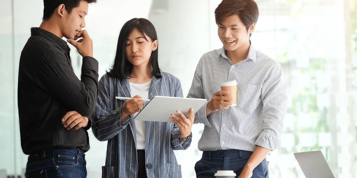 タブレットを片手に話しあう男女の社員