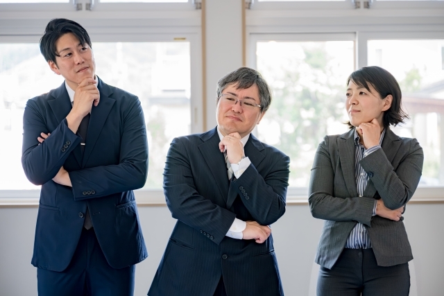 悩む三人の社員