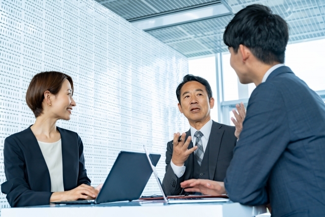 打合せをする三人の社員