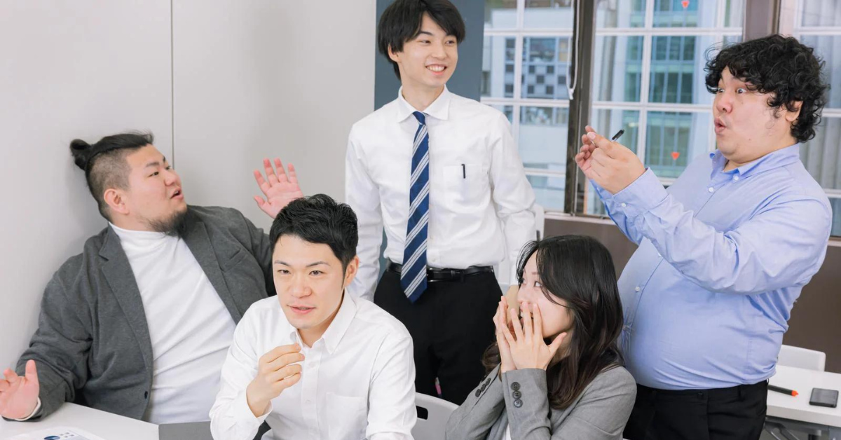 話をする５人の社員たち