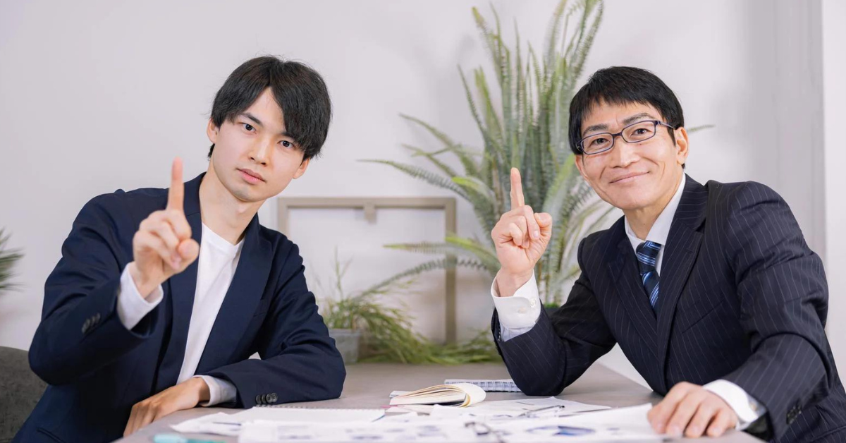 こちらを見つめる２人の男性社員