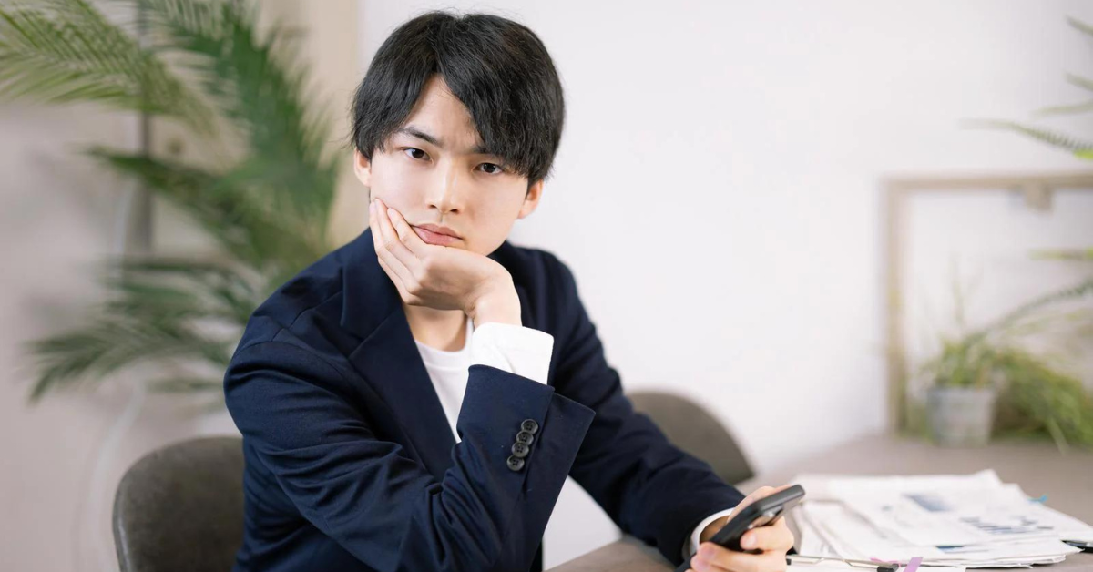 こちらを見つめる男性社員