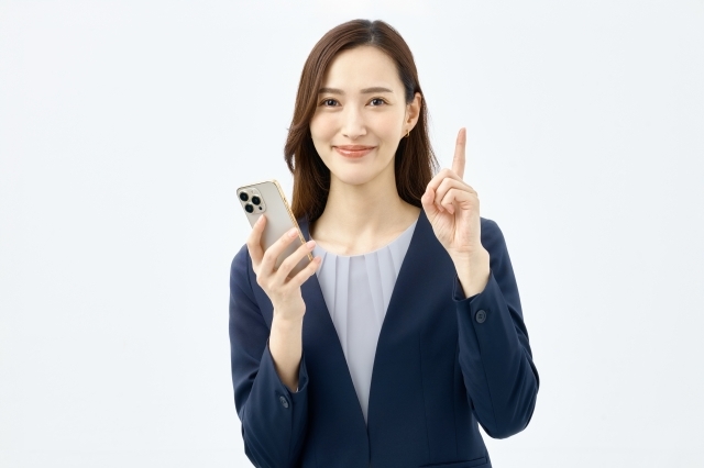 スマートフォンを持った女性社員