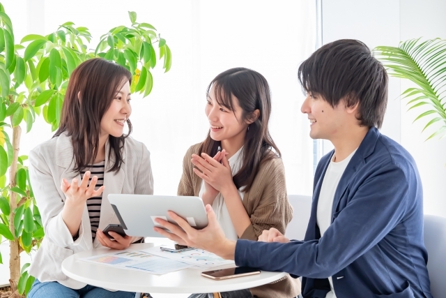 打合せをする3人の社員