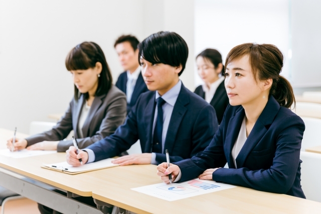 研修を受ける社員たち