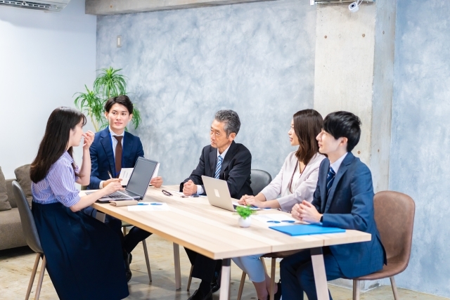 会議をする社員たち